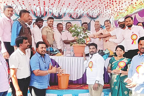 ಕುರುಗೋಡು ತಾಲೂಕಿನ ಯಲ್ಲಾಪುರದಲ್ಲಿ ಆಯೋಜಿಸಿದ್ದ ಕ್ಲಸ್ಟರ್ ಮಟ್ಟದ ಪ್ರತಿಭಾ ಕಾರಂಜಿ ಹಾಗೂ ಕಲೋತ್ಸವ ಕಾರ್ಯಕ್ರಮವನ್ನು ಸಂಪನ್ಮೂಲ ವ್ಯಕ್ತಿ ಜಡೇಶ್ ಉದ್ಘಾಟಿಸಿದರು., ಪಿಎಸ್‌ಐ ಸುಪ್ರೀತ್ ವಿರೂಪಾಕ್ಷಪ್ಪ, ಜಿಲ್ಲಾ ಶಿಕ್ಷಕರ ಸಂಘದ ಅಧ್ಯಕ್ಷ ಲಿಂಗಪ್ಪ, ಪುರಸಭೆ ಅಧ್ಯಕ್ಷ ಶೇಖಣ್ಣ, ಸದಸ್ಯರಾದ ಜಯಶ್ರೀ, ಜಡೆಯ್ಯಸ್ವಾಮಿ ಇತರರಿದ್ದರು. 