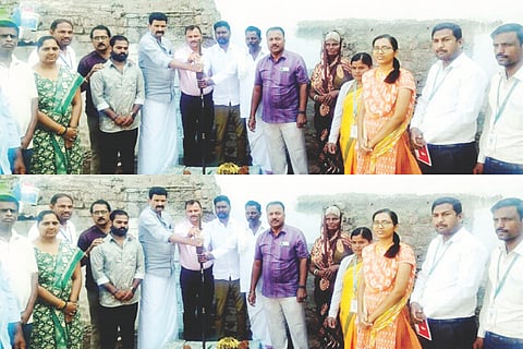 ಕುರುಗೋಡಿನಲ್ಲಿ ಶ್ರೀ ಕ್ಷೇತ್ರ ಧರ್ಮಸ್ಥಳ ಗ್ರಾಮಾಭಿವೃದ್ಧಿ ಯೋಜನೆಯಿಂದ ಹಮ್ಮಿಕೊಂಡಿದ್ದ ಮನೆ ನಿರ್ಮಾಣ ಕಾಮಗಾರಿಗೆ ಜಿಲ್ಲಾ ಯೋಜನಾ ನಿರ್ದೇಶಕ ರೋಹಿತಾಕ್ಷ ಚಾಲನೆ ನೀಡಿದರು. ಪುರಸಭೆ ಅಧ್ಯಕ್ಷ ಟಿ.ಶೇಖಣ್ಣ, ಉಪಾಧ್ಯಕ್ಷ ಚನ್ನಪಟ್ಟಣ ಮಲ್ಲಿಕಾರ್ಜುನ,  ವಿಎಸ್‌ಎಸ್‌ಎನ್ ಅಧ್ಯಕ್ಷ ಎನ್.ಹುಲುಗಪ್ಪ, ಜಿಲ್ಲಾ ಜನಜಾಗೃತಿ ವೇದಿಕೆ ಸದಸ್ಯರಾದ ಎ.ವಾಗೀಶ್, ಸಿ.ಷಣ್ಮುಖ ಇತರರಿದ್ದರು.  