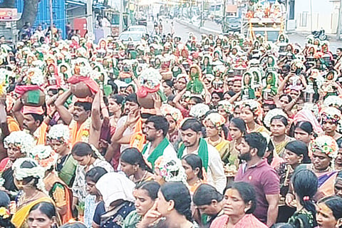 ಬಾದನಹಟ್ಟಿ ಗ್ರಾಮದಲ್ಲಿ ಉಡುಸಲಮ್ಮ ದೇವಿ ದೇವಸ್ಥಾನದ ಪಂಚ ಕಲಶಗಳ ಮೆರವಣಿಗೆ ಅದ್ದೂರಿಯಾಗಿ ಜರುಗಿತು.     