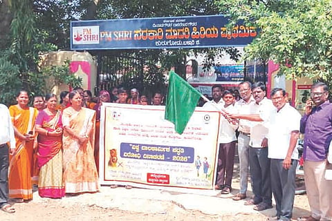 ಕುರುಗೋಡು ಪಿಎಂಶ್ರೀ ಸರ್ಕಾರಿ ಮಾದರಿ ಹಿರಿಯ ಪ್ರಾಥಮಿಕ ಶಾಲೆಯಲ್ಲಿ ವಿಶ್ವ ಬಾಲ ಕಾರ್ಮಿಕ ಪದ್ಧತಿ ವಿರೋಧಿ ದಿನದ ಪ್ರಯುಕ್ತ ಹಮ್ಮಿಕೊಂಡಿದ್ದ ಜಾಥಾಕ್ಕೆ ಗ್ರೇಡ್ 2 ತಹಸೀಲ್ದಾರ್ ಮಲ್ಲೇಶಪ್ಪ ಚಾಲನೆ ನೀಡಿದರು. ತಾಪಂ ಸಹಾಯಕ ನಿರ್ದೇಶಕ ಶಿವರಾಮರೆಡ್ಡಿ, ಜಿಲ್ಲಾ ಬಾಲ ಕಾರ್ಮಿಕ ಯೋಜನೆಯ ಯೋಜನಾ ನಿರ್ದೇಶಕ ಎ.ಮೌನೇಶ್ ಇತರರಿದ್ದರು. 
