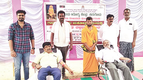 ಕುರುಗೋಡು ಶಿರಡಿ ಸಾಯಿಬಾಬಾ ಮಂದಿರದಲ್ಲಿ ಸಮುದಾಯ ಆರೋಗ್ಯ ಕೇಂದ್ರದಿಂದ ಸ್ವಯಂಪ್ರೇರಿತ ರಕ್ತದಾನ ಶಿಬಿರ ನಡೆಯಿತು. ದೇವಸ್ಥಾನ ಸಮಿತಿ ಗೌರವ ಅಧ್ಯಕ್ಷ ನಾಗೇಶ್ವರರಾವ್, ಅಧ್ಯಕ್ಷ ವೀರಭದ್ರರಾವ್ ಸದಸ್ಯರಾದ ವೆಂಕಟೇಶ್ ರಾವ್, ಶ್ರೀನಿವಾಸ್ ರಾವ್ ಇತರರಿದ್ದರು.