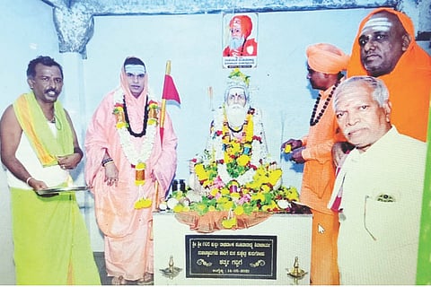 ಕುರುಗೋಡು ರಾಘವಾಂಕ ಪಂಡಿತಾರಾಧ್ಯ ಶಿವಾಚಾರ್ಯರ ಮಠದಲ್ಲಿ ಅಮೃತ ಶಿಲಾಮೂರ್ತಿ ಪ್ರತಿಷ್ಠ್ಠಾಪನೆ ಕಾರ್ಯಕ್ರಮದಲ್ಲಿ ಉಜ್ಜಿನಿ ಪೀಠದ ಶ್ರೀ ಸಿದ್ಧಲಿಂಗರಾಜ ದೇಶಿಕೇಂದ್ರ ಶಿವಾಚಾರ್ಯರು, ಕಲ್ಯಾಣ ಮಹಾಸ್ವಾಮಿ, ಸೂಗೂರೇಶ್ವರ ಶ್ರೀಗಳು ಇದ್ದರು. 