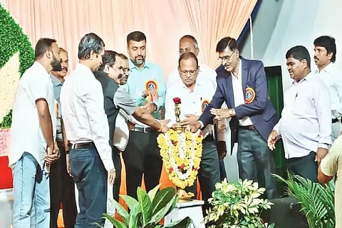 ಜೋಗದಲ್ಲಿ ಕೆಪಿಸಿಯಿಂದ ಆಯೋಜಿಸಿದ್ದ ಕಾರ್ಮಿಕರ ದಿನಾಚರಣೆಯನ್ನು ಮುಖ್ಯ ಅಭಿಯಂತ ಬಿ.ಆನಂದಕುಮಾರ್ ಮತ್ತಿತರರು ಉದ್ಘಾಟಿಸಿದರು. ಕೆ.ವೀರೇಂದ್ರ, ಡಾ. ರತ್ನಾಕರ, ಎಂ.ಮಾದೇಶ್, ಟಿ.ಕೆ.ವಾಸುದೇವಮೂರ್ತಿ ಇತರರಿದ್ದರು.