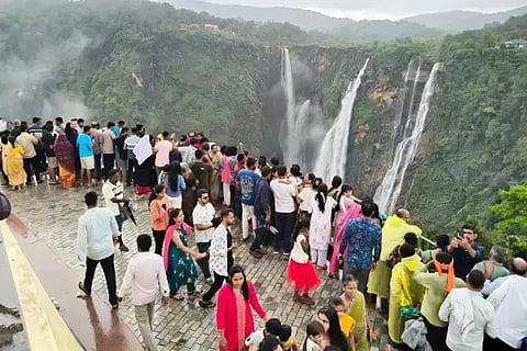 ಜೋಗ ಜಲಪಾತ ವೀಕ್ಷಿಸಲು ಭಾನುವಾರ ಆಗಮಿಸಿದ್ದ ಪ್ರವಾಸಿಗರು.