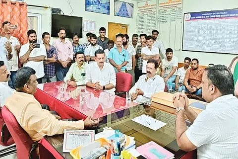 ತುಮರಿ ಸಮೀಪ ವಳಗೇರ ಗ್ರಾಮದಲ್ಲಿ ಬೇಲಿ ತೆರವುಗೊಳಿಸಿದ ಪ್ರಕರಣಕ್ಕೆ ಸಂಬಂಧಿಸಿ ಕಾರ್ಗಲ್ ಕೆಪಿಸಿ ಕಚೇರಿಯಲ್ಲಿ ಮುಖ್ಯ ಅಭಿಯಂತರ ಜತೆ ಹರತಾಳು ಹಾಲಪ್ಪ, ಪ್ರಸನ್ನ ಕೆರೆಕೈ, ಮಲ್ಲಿಕಾರ್ಜುನ ಹಕ್ರೆ ಮತ್ತಿತರರು ಮಾತುಕತೆ ನಡೆಸಿದರು.