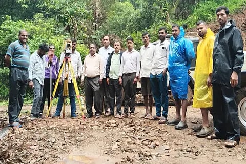ಉರುಳುಗಲ್ಲು ಗ್ರಾಮದ ರಸ್ತೆ ನಿರ್ಮಾಣಕ್ಕೆ ಅಧಿಕಾರಿಗಳು ಸರ್ವೇ ಕಾರ್ಯ ನಡೆಸಿದರು. ನವೀನ್ ನಾಯ್ಕ್, ಭರತ್, ಚಂದ್ರು, ಸೋಮರಾಜ್ ಇತರರಿದ್ದರು.