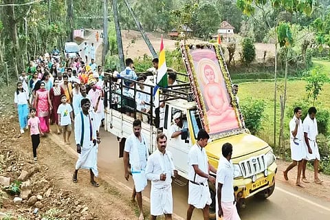 ಮಹಾವೀರ ಜಯಂತಿ ಅಂಗವಾಗಿ ಬಿದರೂರು ಶ್ರೀ ವರ್ಧಮಾನ ಜೈನ ಬಸದಿ ಸಮಿತಿಯಿಂದ ವರ್ಧಮಾನ ಸ್ವಾಮಿಯ ಪಲ್ಲಕ್ಕಿ ಉತ್ಸವ ನೆರವೇರಿತು. ಶಾಂತರಾಜ್, ವೀರರಾಜಯ್ಯ ಜೈನ್ ಇತರರಿದ್ದರು.