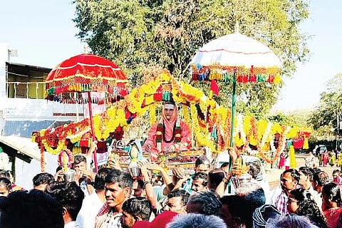 ಕಾನಹೊಸಹಳ್ಳಿ ಸಮೀಪದ ಬಯಲುತುಂಬರಗುದ್ದಿ ಗ್ರಾಮದಲ್ಲಿ ಉಜ್ಜಿನಿ ಜಗದ್ಗುರು ಶ್ರೀ ಸಿದ್ದಲಿಂಗ ರಾಜದೇಶಿಕೇಂದ್ರ ಶಿವಾಚಾರ್ಯರ ಅಡ್ಡಪಲ್ಲಕ್ಕಿ ಉತ್ಸವ ನಡೆಯಿತು.