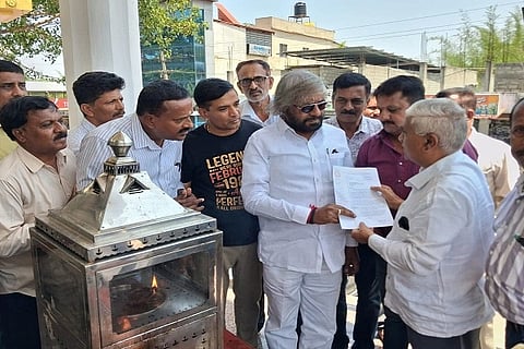 ಕೊಡಗು ಜಿಲ್ಲೆಗೆ ಆಗಮಿಸಿದ ಅಖಿಲ ಭಾರತ ವೀರಶೈವ ಮಹಾಸಭಾದ ರಾಷ್ಟ್ರೀಯ ಅಧ್ಯಕ್ಷರೂ ಆಗಿರುವ ಅರಣ್ಯ ಮಂತ್ರಿ ಈಶ್ವರ ಖಂಡ್ರೆ ಅವರನ್ನು ಕೊಡಗು ಜಿಲ್ಲಾ ವೀರಶೈವ ಮಹಾಸಭಾದ ವತಿಯಿಂದ ಸ್ವಾಗತಿಸಲಾಯಿತು. ಹೆಚ್.ವಿ. ಶಿವಪ್ಪ, ಶಾಂಭಶಿವಯ್ಯ, ಎಚ್. ಪಿ. ಉದಯ ಕುಮಾರ್, ಹೆಚ್.ಎಂ. ಮಧುಸೂಧನ್, ಕೆ. ಎಸ್. ಮೂರ್ತಿ ಮತ್ತಿತರರು ಇದ್ದರು.