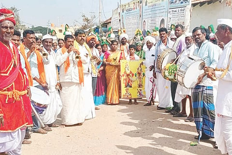 ಕಾನಹೊಸಹಳ್ಳಿಯಲ್ಲಿ ಶ್ರೀ ಪಾಂಡುರಂಗ ದಿಂಡಿ ಉತ್ಸವದ ನಿಮಿತ್ತ ಮೆರವಣಿಗೆ ನಡೆಯಿತು. 