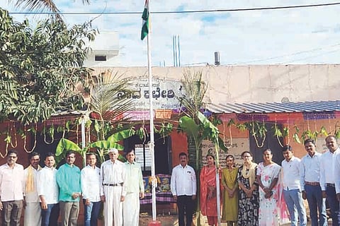 ಕಾನಹೊಸಹಳ್ಳಿ ನಾಡಕಚೇರಿಯಲ್ಲಿ ಗಣರಾಜ್ಯೋತ್ಸವ ಆಚರಿಸಲಾಯಿತು. ಉಪ ತಹಸೀಲ್ದಾರ್ ಮದಿಲೇಟಿ, ಗ್ರಾಪಂ ಅಧ್ಯಕ್ಷ ಕೆ.ಜಿ.ಸಿದ್ದನಗೌಡ, ಪ್ರಮುಖರಾದ ಲಕ್ಷ್ಮೀ, ಕೊಟ್ರೇಶ್, ಕೊಟ್ರಪ್ಪ, ಅನಿತಾ ಪೂಜಾರ್, ಚನ್ನಬಸಯ್ಯ ಇತರರಿದ್ದರು.