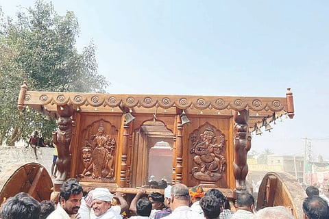 ಕಾನಹೊಸಹಳ್ಳಿ ಗ್ರಾಮದ ಶಕ್ತಿದೇವತೆ ಶ್ರೀ ಮಾರಿಕಾಂಬಾ ದೇವಿ ಜಾತ್ರೋತ್ಸವದ ನಿಮಿತ್ತ ತೇರುಗಡ್ಡೆಯನ್ನು ಮಂಗಳವಾರ ಹೊರಗೆ ತೆಗೆಯಲಾಯಿತು. 