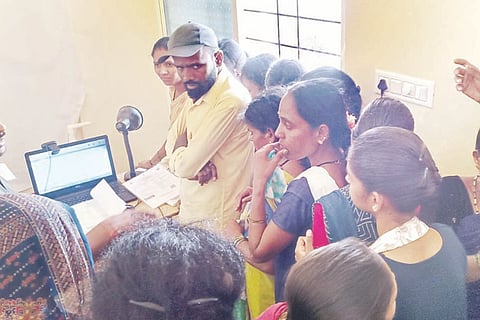 ಕಾನಹೊಸಹಳ್ಳಿ ನಾಡಕಚೇರಿಯಲ್ಲಿ ಆಧಾರ್ ತಿದ್ದುಪಡಿಗಾಗಿ ಜನರು ಮುಗಿಬಿದ್ದಿರುವುದು.