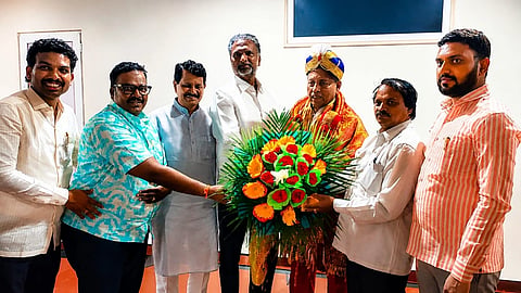 ಸಚಿವ ಬಸವಂತಪ್ಪ, ಮಾಜಿ ಲೋಕಸಭಾ ಸದಸ್ಯ ಬಿ.ಎನ್ ಚಂದ್ರಪ್ಪ ಹಾಗೂ ಅಹಿಂದ ಒಕ್ಕೂಟ ಸಮಿತಿ ರಾಜ್ಯಾಧ್ಯಕ್ಷ ಮುತ್ತುರಾಜ್ ಮುನಿಯಪ್ಪನವರಿಗೆ ಹೂಗುಚ್ಚ ನೀಡಿ ಸನ್ಮಾನಿಸಿ ಗೌರವಿಸಿದ್ದಾರೆ.