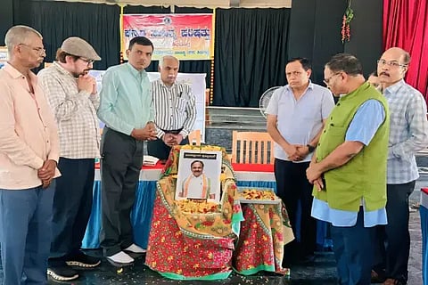 ಶಿವಮೊಗ್ಗದಲ್ಲಿ ಮನೆಗೊಂದು ಗ್ರಂಥಾಲಯ ಅಭಿಯಾನದ ಕರಪತ್ರ ಬಿಡುಗಡೆ ಕಾರ್ಯಕ್ರಮದಲ್ಲಿ ಡಿ.ಸುಧಾಕರ್ ನಿಧನಕ್ಕೆ ಶ್ರದ್ಧಾಂಜಲಿ ಸಲ್ಲಿಸಲಾಯಿತು. ಕಿಮ್ಮನೆ ರತ್ನಾಕರ್, ಡಿ.ಮಂಜುನಾಥ್, ಡಾ.ಮಾನಸಾ, ಅಕ್ಷತಾ ಹುಂಚದಕಟ್ಟೆ, ಬಿ.ಚಂದ್ರೇಗೌಡ, ಆರ್.ರತ್ನಯ್ಯ, ಡಾ.ಎಚ್.ಟಿ.ಕೃಷ್ಣಮೂರ್ತಿ ಇದ್ದರು.