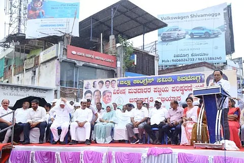 ಶಿವಮೊಗ್ಗದಲ್ಲಿ ಜಿಲ್ಲಾ ಕಾಂಗ್ರೆಸ್‌ನಿಂದ ಎಸ್‌ಐಆರ್ ಕುರಿತು ಆಯೋಜಿಸಿದ್ದ ಬಹಿರಂಗ ಸಮಾವೇಶದಲ್ಲಿ ಕಿಮ್ಮನೆ ರತ್ನಾಕರ್ ಮಾತನಾಡಿದರು. ಆರ್.ಪ್ರಸನ್ನಕುಮಾರ್, ಬಲ್ಕಿಶ್ ಬಾನು, ಎಚ್.ಎಸ್.ಸುಂದರೇಶ್, ಎನ್.ರಮೇಶ್, ಜಿ.ಪಲ್ಲವಿ, ಕಲಗೋಡು ರತ್ನಾಕರ್ ಇದ್ದರು.