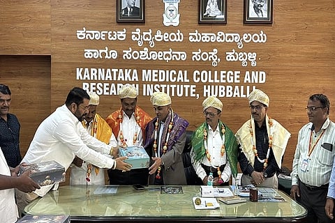 ಹುಬ್ಬಳ್ಳಿಯ kims doctorsday ಕೆಎಂಸಿಆರ್‌ಐನಲ್ಲಿ ನಿರ್ದೇಶಕ ಡಾ.ಕೆ.ಎಫ್. ಕಮ್ಮಾರ, ವೈದ್ಯಕೀಯ ಅಧೀಕ್ಷಕರಾದ ಡಾ. ಈಶ್ವರ ಹಸಬಿ, ಡಾ. ರಾಜಾಶಂಕರ ಎಸ್., ಡಾ.ರಾಜಶೇಖರ ದ್ಯಾಬೇರಿ, ಡಾ. ರಾಜಶೇಖರ ದುಂಡರೆಡ್ಡಿ ಅವರನ್ನು ಗಜಾನನ ಅಣವೇಕರ ಸನ್ಮಾನಿಸಿದರು.