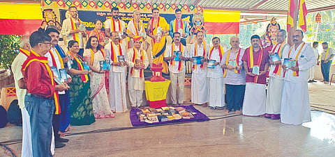  ಕಟೀಲು ದೇಗುಲದ ಕುದ್ರುವಿನಲ್ಲಿ ನಡೆದ ಮೂರನೇ ಕನ್ನಡ ಸಾಹಿತ್ಯ ಸಮ್ಮೇಳನದಲ್ಲಿ ಪುಸ್ತಕ ಬಿಡುಗಡೆ ಮಾಡಲಾಯಿತು. ಪ್ರಮುಖರಾದ ಉವಾನಾಥ ಕೊಟ್ಯಾನ್, ವಾಸುದೇವ ಆಸ್ರಣ್ಣ, ಹರಿಕೃಷ್ಣ ಪುನರೂರು ಮೊದಲಾದವರಿದ್ದರು.