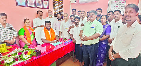  ಕಿನ್ನಿಗೋಳಿ ಪಪಂಯ ನೂತನ ಅಧ್ಯಕ್ಷ ಮತ್ತು ಉಪಾಧ್ಯಕ್ಷರ ಪದಗ್ರಹಣ ಸಮಾರಂಭ ಶುಕ್ರವಾರ ನಡೆಯಿತು. ಶಾಸಕ ಉಮಾನಾಥ ಕೋಟ್ಯಾನ್, ಅಧ್ಯಕ್ಷ ಗುರುರಾಜ್ ಮಲ್ಲಿಗೆಯಂಗಡಿ, ಉಪಾಧ್ಯಕ್ಷೆ ಪದ್ಮಲತಾ ರಾವ್ ಮೊದಲಾದವರಿದ್ದರು. 