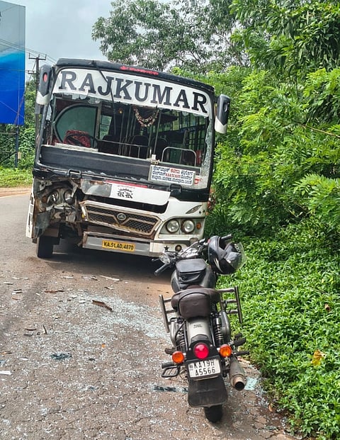  ಎಕ್ಕಾರಿನಲ್ಲಿ ಖಾಸಗಿ ಬಸ್‌ಗೆ ಬುಲೆಟ್ ಡಿಕ್ಕಿ.