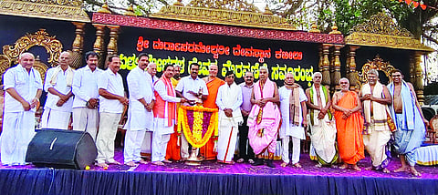 ಬಜಪೆಯಿಂದ ಕಟೀಲುವರೆಗೆ ದೇವರ ಬೆಳ್ಳಿ ಬಂಗಾರದ ಪರಿಕರಗಳ ಮೆರವಣಿಗೆಗೆ ಕೇಂದ್ರ ಸಚಿವ ಪ್ರಲ್ಹಾದ ಜೋಶಿ ಚಾಲನೆ ನೀಡಿದರು.