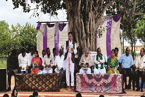 ಕಿರೇಸೂರ kiresuru school ಸರ್ಕಾರಿ ಪ್ರೌಢಶಾಲೆಯಲ್ಲಿ ಭಾನುವಾರ ಏರ್ಪಡಿಸಿದ್ದ ಮಕ್ಕಳ ಬರಹಗಳ ಸಂಕಲನ ’ಅರಳೀಕಟ್ಟೆ- ಅರಿವಿನ ಮೂಟೆ’ ಬಿಡುಗಡೆಗೆ ಕಾರ್ಯಕ್ರಮದಲ್ಲಿ ಎಂಎಲ್‌ಸಿ ಪ್ರೊ.ಎಸ್.ವಿ. ಸಂಕನೂರ ಮಾತನಾಡಿದರು. 
