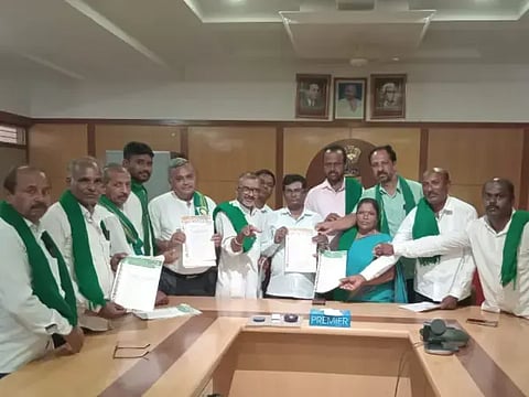ರೈತರ ಆತ್ಮಹತ್ಯೆ ತಡೆಗೆ ಶಾಶ್ವತ ಯೋಜನೆಗಳನ್ನು ರೂಪಿಸಲು ಆಗ್ರಹಿಸಿ ರಾಷ್ಟ್ರೀಯ ಕಿಸಾನ್ ಸಂಘದ ಜಿಲ್ಲಾ ಸಮಿತಿ ಪದಾಧಿಕಾರಿಗಳು ಶುಕ್ರವಾರ ದಾವಣಗೆರೆ ಜಿಲ್ಲಾಧಿಕಾರಿ ಕಚೇರಿಗೆ ತೆರಳಿ ಅಲ್ಲಿನ ಶಿರಸ್ತೇದಾರ್‌ಗೆ ಮನವಿ ಸಲ್ಲಿಸಿದರು. ಕೊಂಚೆ ಶಿವರುದ್ರಪ್ಪ, ಡಾ. ಮಲ್ಲಿಕಾರ್ಜುನ್, ಜಿ.ಎಸ್.ತಿಪ್ಪೇಸ್ವಾಮಿ, ಬಿ.ಎನ್.ವಿಜಯಕುಮಾರ್, ಜಿ.ಎಚ್.ಜಯಪ್ರಕಾಶ್ ಇತರರಿದ್ದರು. 