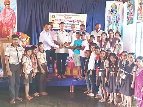  ಪಟ್ಟೂರು ಶ್ರೀರಾಮ ಪ್ರೌಢಶಾಲೆಯಲ್ಲಿ ಯಕ್ಷಗಾನ ನಾಟ್ಯ ತರಗತಿ ಉದ್ಘಾಟನಾ ಸಮಾರಂಭದಲ್ಲಿ ಯಕ್ಷಗಾನ ಗುರು ಈಶ್ವರ ಪ್ರಸಾದ್ ಪಿ.ವಿ., ಭುಜಬಲಿ ಧರ್ಮಸ್ಥಳ, ಸುರೇಶ್ ಶೆಟ್ಟಿ, ಚಂದ್ರಶೇಖರ ಶೇಟ್ ಇತರರು ಇದ್ದರು.