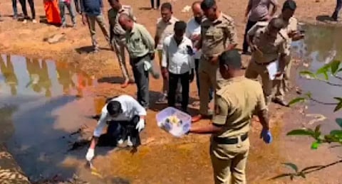 ಪಾಪನಾಶಿನಿ ಹೊಳೆಯ ನೀರಿನಲ್ಲಿ ಪತ್ತೆಯಾದ ಜಾನುವಾರಿನ ಅವಶೇಷಗಳನ್ನು ಪಶು ವೈದ್ಯಾಧಿಕಾರಿಗಳ ಸಮ್ಮುಖದಲ್ಲಿ ಪೊಲೀಸರ ತಂಡ ಪರಿಶೀಲನೆ ನಡೆಸುತ್ತಿರುವುದು.