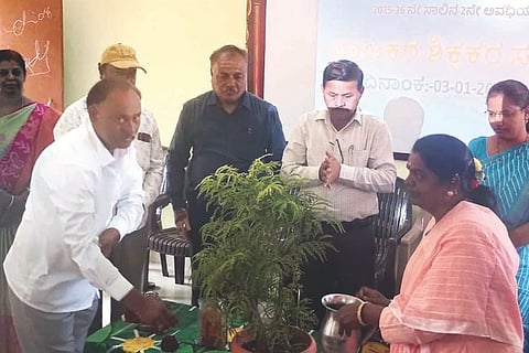 ಇಟಗಿಯ ಸರ್ಕಾರಿ ಆದರ್ಶ ವಿದ್ಯಾಲಯದಲ್ಲಿ ಆಯೋಜಿಸಿದ್ದ ಪಾಲಕರ, ಶಿಕ್ಷಕರ ಮಹಾಸಭೆಗೆ ಪ್ರಾಚಾರ್ಯ ರಾಮರಡ್ಡೆಪ್ಪ ಹಾಲಕೇರಿ ಚಾಲನೆ ನೀಡಿದರು. ಎಸ್ಡಿಎಂಸಿ ಅಧ್ಯಕ್ಷ ಕಳಕನಗೌಡ ಸಾದರ, ಪದಾಧಿಕಾರಿಗಳಾದ ಗವಿಸಿದ್ದಪ್ಪ ಗುಳಗಣ್ಣನವರ್, ಗೀತಾ ಸಜ್ಜನ್, ಶೈಲಜಾ ಹತ್ತಿಕಟಗಿ, ಶಿಕ್ಷಕರಾದ ಜಗದೀಶ ಅಜ್ಜಣ್ಣನವರ್, ರಂಗಪ್ಪ ಓಳೇಕರ್ ಇದ್ದರು.