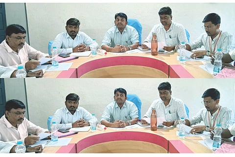 ಕುಕನೂರು ಎಪಿಎಂಸಿ ಸಭಾಂಗಣದಲ್ಲಿ ತಾಪಂ ಪ್ರಗತಿ ಪರಿಶೀಲನಾ ಸಭೆಯಲ್ಲಿ ಇಒ ಬೆಟದೇಶ ಮಾಳೆಕೊಪ್ಪ ಮಾತನಾಡಿದರು. ಗ್ರಾಮೀಣ ಕುಡಿವ ನೀರು ಮತ್ತು ನೈರ್ಮಲ್ಯ ಇಲಾಖೆಯ ಎಇಇ ಸಾಹೇಬಣ್ಣ, ಜೆಸ್ಕಾಂ ಎಇಇ ನಾಗರಾಜ, ತಾಪಂ ಯೋಜನಾಧಿಕಾರಿ ಆನಂದ ಗರೂರು ಇದ್ದರು.