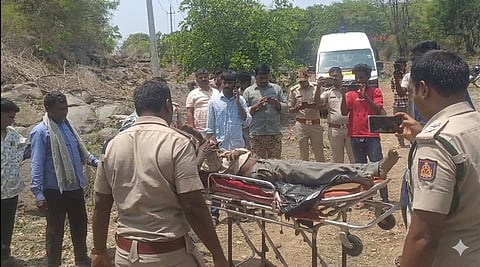 ಕನಕಪುರ ತಾಲೂಕು ಚಿಲಂದವಾಡಿ ಗ್ರಾಮದ ಬಳಿ ಕಾಡಾನೆ ದಾಳಿಯಿಂದ ಬಲಿಯಾದ ಶಿವು ಮೃತದೇಹವನ್ನು ಆಸ್ಪತ್ರೆಗೆ ಸಾಗಿಸಲಾಯಿತು.
