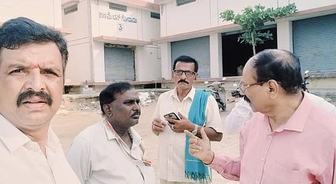 ಕನಕಪುರದ ಮೆಳೇಕೋಟೆ ರಾಗಿ ಖರೀದಿ ಕೇಂದ್ರದಲ್ಲಿ ಸರ್ಕಾರಿ ನ್ಯಾಯಬೆಲೆ ಅಂಗಡಿಯಲ್ಲಿ ಮಾರಾಟ ಮಾಡಬೇಕಿದ್ದ ರಾಗಿಯನ್ನು ತಡೆದಿರುವ ರೈತ ಸಂಘದ ಪದಾಧಿಕಾರಿಗಳು. ಸ್ಥಳದಲ್ಲಿ ಆಹಾರ ಇಲಾಖೆಯ ಜಯಸಿಂಹ, ಕೃಷಿ ಇಲಾಖೆ ಅಧಿಕಾರಿ ರಾಧಾಕೃಷ್ಣ, ಕೃಷಿಕ ಸಮಾಜದ ಅಧ್ಯಕ್ಷ ದೊಡ್ಡವಿರೇಗೌಡ ಇದ್ದರು.