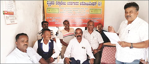 ಕನಕಪುರದ ಪತ್ರ ಬರಹಗಾರರ ಸಂದ ಕಚೇರಿಯಲ್ಲಿ ಹಮ್ಮಿಕೊಂಡಿದ್ದ ಸುದ್ದಿಗೋಷ್ಠಿಯಲ್ಲಿ ವೃತ್ತಿಪರ ದಸ್ತಾವೇಜು ಬರಹಗಾರರ ಸಂದ ಅಧ್ಯಕ್ಷ ಮುರಳೀಧರ್​, ಸಂದ ಸದಸ್ಯರಾದ ಮಂಜುನಾಥ್​, ಮಹದೇವಪ್ರಸಾದ್​, ಕಾಂತರಾಜು, ಪ್ರೇಮಚಂದ್ರಗುರು ಉಪಸ್ಥಿತರಿದ್ದರು. 