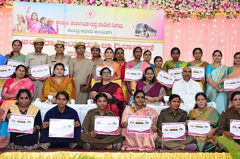ಕಲಬುರಗಿ ಕೆಕೆಆರ್​ಟಿಸಿ ಗುರುವಾರ ಆಯೋಜಿಸಿದ್ದ ಅಂತಾರಾಷ್ಟ್ರೀಯ ಮಹಿಳಾ ದಿನಾಚರಣೆ ಕಾರ್ಯಕ್ರಮದಲ್ಲಿ ಸಂಸ್ಥೆಯ ಅಧಿಕಾರಿ&ಸಿಬ್ಬಂದಿಗೆ ಪ್ರಶಂಸನಾ ಪತ್ರ ನೀಡಿ ಗೌರವಿಸಲಾಯಿತು. ಅರುಣಕುಮಾರ ಪಾಟೀಲ್​, ಡಾ.ಬಿ.ಸುಶೀಲಾ, ಜಿಲ್ಲಾಧಿಕಾರಿ ಬಿ.ಫೌಜಿಯಾ ತರನ್ನುಮ್​, ಆರ್​ಸಿ ಜಹೀರಾ ನಸೀಂ, ಜ್ಯೋತಿ ಅರುಣಕುಮಾರ ಪಾಟೀಲ್​ ಇತರರಿದ್ದರು.