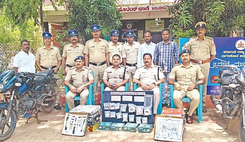 ಕಲಾದಗಿ ಪೊಲೀಸ್ ಠಾಣೆಯಲ್ಲಿ ವಶಪಡಿಸಿಕೊಂಡ ಕಳ್ಳತನದ ವಸ್ತುಗಳೊಂದಿಗೆ ಬಾಗಲಕೋಟೆ ಜಿಲ್ಲಾ ಪೋಲಿಸ್ ವರಿಷ್ಠಾಧಿಕಾರಿ ಸಿದ್ಧಾರ್ಥ ಗೋಯಲ್, ಅಡಿಷನಲ್ ಎಸ್‌ಪಿ ಜಗದೀಶ ಎಂ, ಸಿಪಿಐ ಆರ್.ಎಸ್. ಬಿರಾದಾರ ಇತರರಿದ್ದರು.