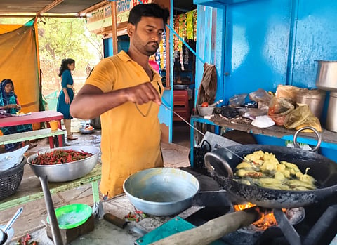  ಕಲಾದಗಿಯಲ್ಲಿರುವ ಶ್ರೀಸಾಯಿ ಮಂದಿರ ಹೋಟೆಲ್‌ನಲ್ಲಿ ಸೌದೆ ಒಲೆ ಬಳಕೆ ಮಾಡುತ್ತಿರುವುದು.