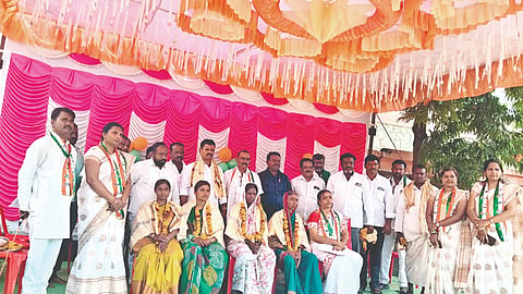 ‘ಉತ್ತಮ ಎಸ್‌ಡಿಎಂಸಿ ’ ಪ್ರಶಸ್ತಿ ಪಡೆದಿರುವ ಕಲಾದಗಿ ಸಮೀಪದ ಛಬ್ಬಿ ಸರ್ಕಾರಿ ಪ್ರಾಥಮಿಕ ಶಾಲೆಯಲ್ಲಿ ಎಸ್‌ಡಿಎಂಸಿ ಅಧ್ಯಕ್ಷ ರಮೇಶ ಮೇಟಿ, ಉಪಾಧ್ಯಕ್ಷೆ ಸುಮಂಗಳಾ ವಾಲಿಕಾರ ಅವರನ್ನು ಸನ್ಮಾನಿಸಲಾಯಿತು. ಛಬ್ಬಿ ಪಿಕೆಪಿಎಸ್ ಅಧ್ಯಕ್ಷ ಚಂದ್ರಶೇಖರ ಸಾಳಗುಂದಿ, ಮಾಜಿ ಗ್ರಾ.ಪಂ. ಸದಸ್ಯ ಪರಶುರಾಮ ಸಾಳಗುಂದಿ, ಹಣಮಂತ ಹಾದಿಮನಿ, ಮುತ್ತಪ್ಪ ಮಾದರ ಇತರರಿದ್ದರು.
