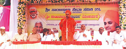 ಕಲಾದಗಿಯಲ್ಲಿ ನಡೆದ ಶ್ರೀ ಸಾಯಿಬಾಬಾ ಸಭಾ ಭವನ ಉದ್ಘಾಟನೆ ಸಮಾರಂಭದ ಸಾನ್ನಿಧ್ಯ ವಹಿಸಿ ಆಶೀರ್ವಚನ ನೀಡುತ್ತಿರುವ ಕೊಪ್ಪಳದ ಗವಿಮಠದ ಶ್ರೀ ಗವಿಸಿದ್ಧೇಶ್ವರ ಮಹಾಸ್ವಾಮಿಗಳು. ಶಾಸಕ ಜೆ.ಟಿ.ಪಾಟೀಲ, ಮಾಜಿ ಸಚಿವ ಎಸ್.ಆರ್. ಪಾಟೀಲ, ವಿಧಾನ ಪರಿಷತ್ ಸದಸ್ಯರಾದ ಪಿ.ಎಚ್. ಪೂಜಾರ, ಎಚ್.ಆರ್. ನಿರಾಣಿ, ಮುಖಂಡರಾದ ಹನುಮಂತಗೌಡ ಬಿರಾದಾರ ಪಾಟೀಲ ವೇದಿಕೆಯಲ್ಲಿದ್ದರು.