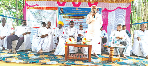 ಕಲಾದಗಿ ಸಮೀಪದ ಸೊಕನಾದಗಿ ಗ್ರಾಮದಲ್ಲಿ ಏತನೀರಾವರಿ ಯೋಜನೆಗೆ ಭೂಮಿಪೂಜೆ ನೆರವೇರಿಸಿ ಶಾಸಕ ಜೆ.ಟಿ.ಪಾಟೀಲ ಮಾತನಾಡಿದರು. ಮುಖಂಡರಾದ ಪಾಂಡು ಪೊಲೀಸ್, ಸಂಗಣ್ಣ ಮುಧೋಳ, ಬಸವರಾಜ ಸಂಶಿ, ಸಿದ್ರಾಯಪ್ಪ ರಾಯಪ್ಪನವರ, ಬಿ.ಎಲ್. ನಾವಲಗಿ ಮುಂತಾದವರಿದ್ದರು.