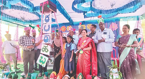ಕಲಾದಗಿಯ ನವಗ್ರಾಮ ಸರ್ಕಾರಿ ಕಿರಿಯ ಪ್ರಾಥಮಿಕ ಶಾಲೆಯಲ್ಲಿ ಹಮ್ಮಿಕೊಂಡಿದ್ದ ಕಲಿಕಾ ಹಬ್ಬವನ್ನು ಗ್ರಾಪಂ ಅಧ್ಯಕ್ಷೆ ಖಾತುನಬೀ ಹಾರೋಣ ಉದ್ಘಾಟಿಸಿದರು. ಬಿಇಒ ಎಂ.ಎಸ್.ಬಡದಾನಿ, ಎಸ್‌ಡಿಎಂಸಿ ಅಧ್ಯಕ್ಷ ಸಂಜಯ ಮಾದರ ಮತ್ತಿತರರಿದ್ದರು.