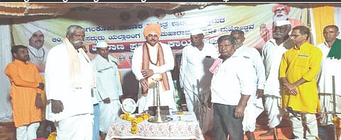ಶಾರದಾಳದಲ್ಲಿ ಸದ್ಗುರು ಶ್ರೀ ಯಲ್ಲಾಲಿಂಗ ಪ್ರಭು ಮಹಾರಾಜರ 29ನೇಯ ಜಾತ್ರಾ ಮಹೋತ್ಸವಕ್ಕೆ ಹಾಗೂ `ಅಕ್ಕಮಹಾದೇವಿ ಮಹಾಪುರಾಣ' ಪ್ರವಚನಕ್ಕೆ ಡಾ. ಶಿವಲಿಂಗಯ್ಯ ಶರಣರು ಪುರಾಣಿಕಮಠ ಚಾಲನೆ ನೀಡಿದರು. ನಿಂಗಪ್ಪ ಅರಕೇರಿ, ಹೊಳಬಸಯ್ಯ ಹಿರೇಮಠ, ಈರಪ್ಪ ಅರಕೇರಿ, ಯಲ್ಲಪ್ಪ ಅರಕೇರಿ, ರಾಮಚಂದ್ರ ಬಡಿಗೇರ ಇತರರಿದ್ದರು.