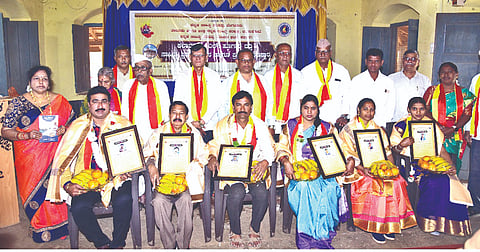 ಕಲಾದಗಿಯಲ್ಲಿ ‘ಹೂಗಾರ ದತ್ತಿ ಪುಸ್ತಕ ಪ್ರಶಸ್ತಿ’ ಸ್ವೀಕರಿಸುತ್ತಿರುವ ಡಾ. ಕರವೀರಪ್ರಭು ಕ್ಯಾಲಕೊಂಡ, ಡಾ. ವೈ.ವೈ. ಕೊಕ್ಕನವರ, ಡಾ. ರಮೇಶ ಕುಂಬಾರ, ವಿಜಯಲಕ್ಷ್ಮೀ ಕಗಲಗೊಂಬ, ಅನಸೂಯಾ ಯಲಿಗಾರ, ಮಲ್ಲಮ್ಮ ಜೋಂಡಿ.  ಎಸ್.ಆರ್. ಮನಹಳ್ಳಿ, ಪಿ.ಎಲ್. ಹೂಗಾರ, ಕಸಾಪ ಜಿಲ್ಲಾ ಅಧ್ಯಕ್ಷ ಶಿವಾನಂದ ಶೆಲ್ಲಿಕೇರಿ ಮುಂತಾದವರಿದ್ದರು.