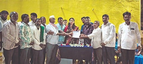  ಕಲಾದಗಿಯಲ್ಲಿ ಹರಣಶಿಕಾರಿ ಸಮುದಾಯದವರಿಂದ ಅಲೆಮಾರಿ ಅಭಿವೃದ್ಧಿ ನಿಗಮ ರಾಜ್ಯ ಅಧ್ಯಕ್ಷೆ ಜಿ. ಪಲ್ಲವಿ ಮನವಿ ಸ್ವೀಕರಿಸಿದರು. ಮುಖಂಡರಾದ ಶ್ಯಾಮಕಾಳೆ, ಕುಮಾರ ಕಾಳೆ, ಅಂಜಲಿ ಬಾನು ಇತರರಿದ್ದರು.