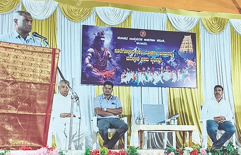 ಕಲಾದಗಿಯಲ್ಲಿ ಶಿವಚಿದಂಬರ ಸಭಾಭವನದಲ್ಲಿ ಭಾನುವಾರ ಸನಾತನ ಉತ್ಸವಗಳ ಆಚರಣಾ ಸಮಿತಿಯವರು ಆಯೋಜಿಸಿದ್ದ ಸೇವಾಕರ್ತರಿಗೆ ಸತ್ಕಾರ ಸಮಾರಂಭದಲ್ಲಿ ಸಾಮಾಜಿಕ ಕಾರ್ಯಕರ್ತ ಶಿವಾನಂದ ಗಾಯಕವಾಡ ಮಾತನಾಡಿದರು. ಕೃಷ್ಣಾನಂದ ಶಾಸ್ತ್ರೀ, ಗುಣಾಕರಶೇಖರ ಶೆಟ್ಟಿ, ಬಸವರಾಜ ರೆಡ್ಡಿ ಹಾಗೂ ಬಸವರಾಜ ಮಠಪತಿ ಉಪಸ್ಥಿತರಿದ್ದರು.