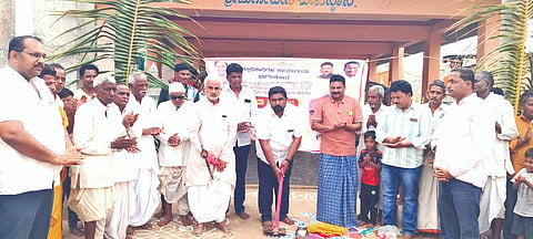 ತುಳಸಿಗೇರಿಯಲ್ಲಿ ದುರ್ಗಾದೇವಿ ದೇವಸ್ಥಾನದ ಮಹಾದ್ವಾರಕ್ಕೆ ಭೂಮಿಪೂಜೆ ನೆರವೇರಿಸಲಾಯಿತು. ಶಾಸಕ ಜೆ.ಟಿ. ಪಾಟೀಲ, ಪಾಂಡು ಪೊಲೀಸ್, ಬಿ.ಎಲ್. ನಾವಲಗಿ, ನಾಗಪ್ಪ ಸೊನ್ನದ, ನಾರಾಯಣ ಬಾಲರೆಡ್ಡಿ ಇತರರಿದ್ದರು.