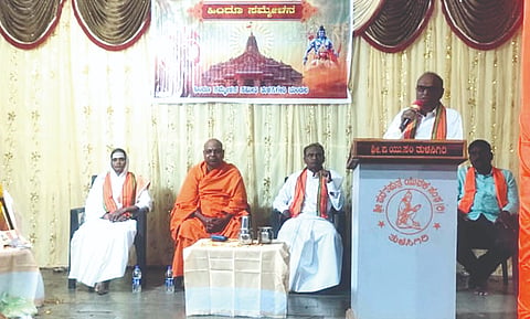 ತುಳಸಿಗೇರಿಯಲ್ಲಿ ಹಮ್ಮಿಕೊಂಡಿದ್ದ ಹಿಂದೂ ಸಮಾವೇಶದಲ್ಲಿ ರಾಷ್ಟ್ರೀಯ ಸ್ವಯಂ ಸೇವಕ ಸಂಘದ ವಿಜಯಪುರ ವಿಭಾಗ ಸಹಕಾರ್ಯವಾಹ ಪ್ರಕಾಶ ಕಟ್ಟಿಮನಿ ಮಾತನಾಡಿದರು. ತುಳಸಿಗೇರಿ ಪೂರ್ಣಾನಂದ ಮಠದ ಪ.ಪೂ. ಶ್ರೀ ರಾಮಾನಂದ ಸ್ವಾಮೀಜಿ, ತೋರಣಗಟ್ಟಿಯ ಪ.ಪೂ. ಶ್ರೀ ರಾಮೇಶ್ವರ ಮಹಾಸ್ವಾಮಿಗಳು, ವೆಂಕಟಾಪುರದ ಮಾತೋಶ್ರೀ ಜಾನಾಬಾಯಿ ಅಮ್ಮನವರು ಇದ್ದರು.