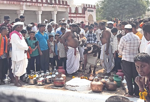 ತುಳಸಿಗೇರಿ ದೇವಸ್ಥಾನದಲ್ಲಿ ನಡೆದ ಹೊಂಡದ ಪೂಜೆ.
