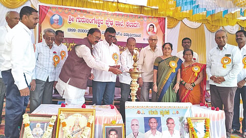 ಕಲಾದಗಿಯ ಗುರುಲಿಂಗೇಶ್ವರ ಪ್ರೌಢ ಶಾಲೆಯಲ್ಲಿ 1999-2000ನೇ ಸಾಲಿನ ವಿದ್ಯಾರ್ಥಿ ಗಳು ಆಯೋಜಿಸಿದ್ದ ಗುರುವಂದನಾ ಕಾರ್ಯಕ್ರಮವನ್ನು ಗಣ್ಯರು ಉದ್ಘಾಟಿಸಿದರು. ಶಿಕ್ಷಣ ತಜ್ಞ ಎಂ.ಜಿ. ದಾಸರ, ನಿವತ್ತ ಮುಖ್ಯಶಿಕ್ಷಕ ಎಂ.ಬಿ. ಹೂಗಾರ, ಹಿರಿಯ ನಿವತ್ತ ಶಿಕ್ಷಕ ಎಸ್.ಎನ್. ಹೂಗಾರ, ಶಿಕ್ಷಕ ಎಚ್.ಎನ್. ನಾಯನೇಗಲಿ ಇತರರಿದ್ದರು.