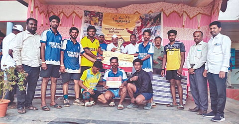 ಕಲಾದಗಿಯಲ್ಲಿ ಈಶಾ ಗ್ರಾಮೋತ್ಸವ ನಿಮಿತ್ತ ಆಯೋಜಿಸಿದ್ದ ರೂರಲ್ ಪ್ರೀಮಿಯರ್ ಲೀಗ್-ಕ್ಲಸ್ಟರ್ ಮಟ್ಟದ ವಾಲಿಬಾಲ್ ಪಂದ್ಯಾವಳಿಯಲ್ಲಿ ಪ್ರಥಮ ಬಹುಮಾನ ಹಾಗೂ ಟ್ರೋಫಿಯನ್ನು ಪಡೆಯುತ್ತಿರುವ ರಾಯಚೂರಿನ ಗಿಲ್ಲೇಸುಗೂರು ಗ್ರಾಮದ ಫ್ರೆಂಡ್ಸ್ ಫಾರ್ ಎವ್ಹರ್ ತಂಡದ ಕ್ರೀಡಾಪಟುಗಳು.